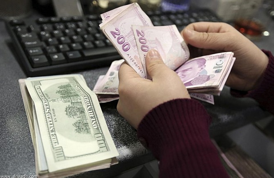 تراجع الليرة التركية الى مستوى قياسي جديد امام الدولار