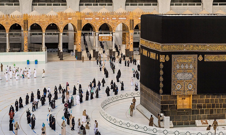 السعودية تفرض غرامة مالية على المخالفين لدخول الحرم المكي