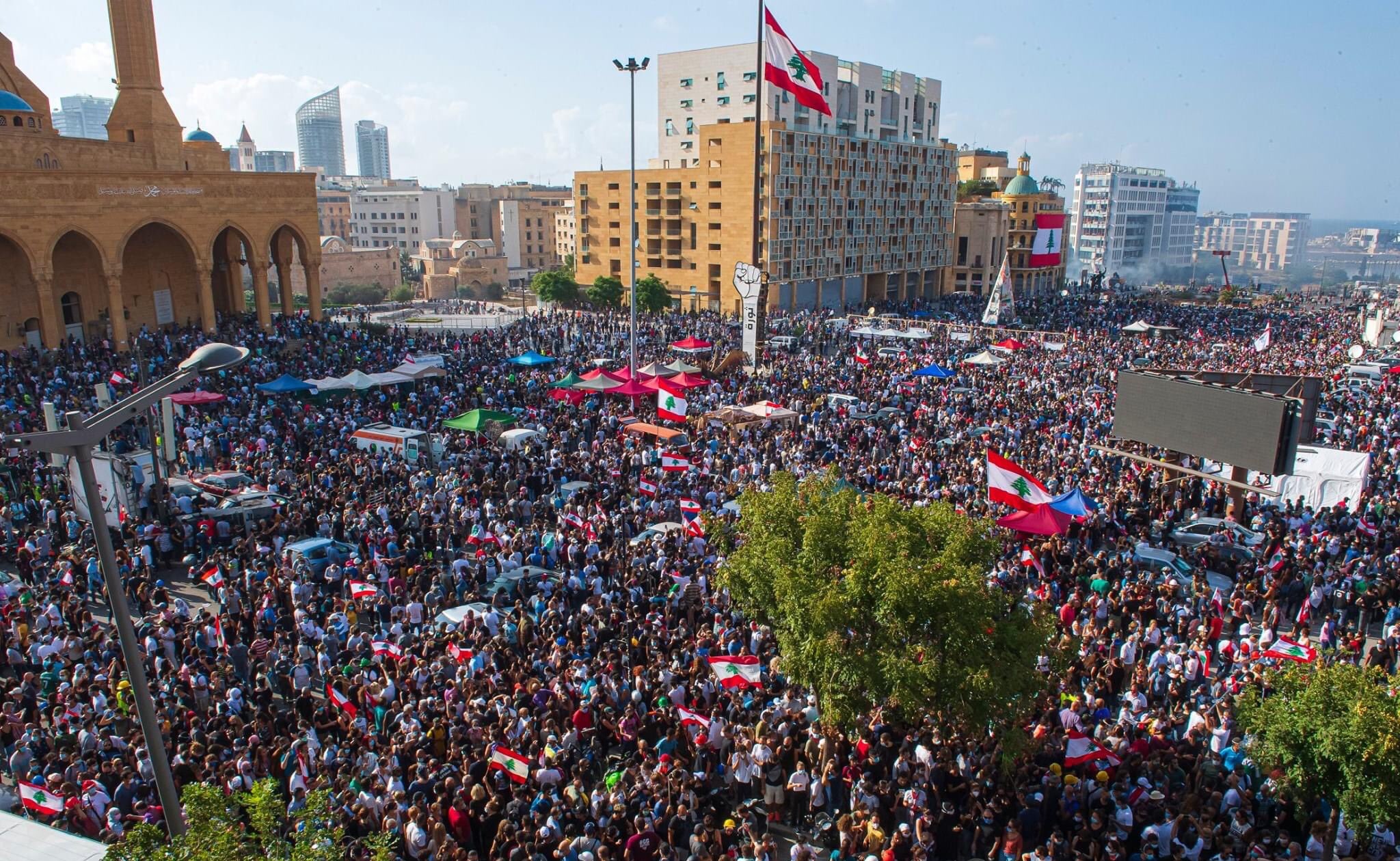 مع اتساع نطاق المظاهرات: استقالات الوزراء والنواب تفاقم ازمة لبنان (فيديو)