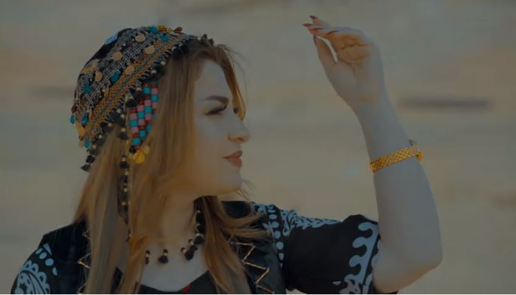 خانمە هونەرمەندێک کلیپێکی بە چوار زمان بڵاوکردەوە