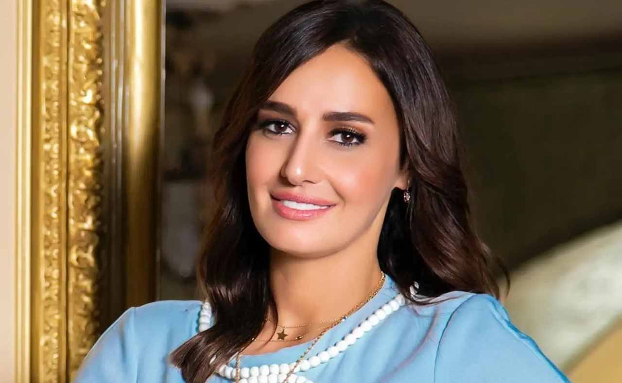 بە وێنە.. کچە هونەرمەندێکی ناوداری عەرەب دووبارە دەبێتەوە باڵاپۆش