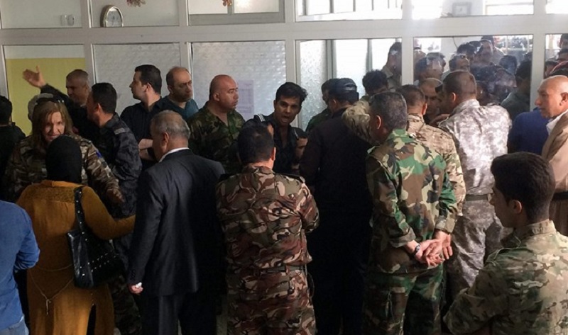 بالصور.. تذمر في احد المراكز الانتخابية بالسليمانية لبطء الجهاز الخاص بالتصويت