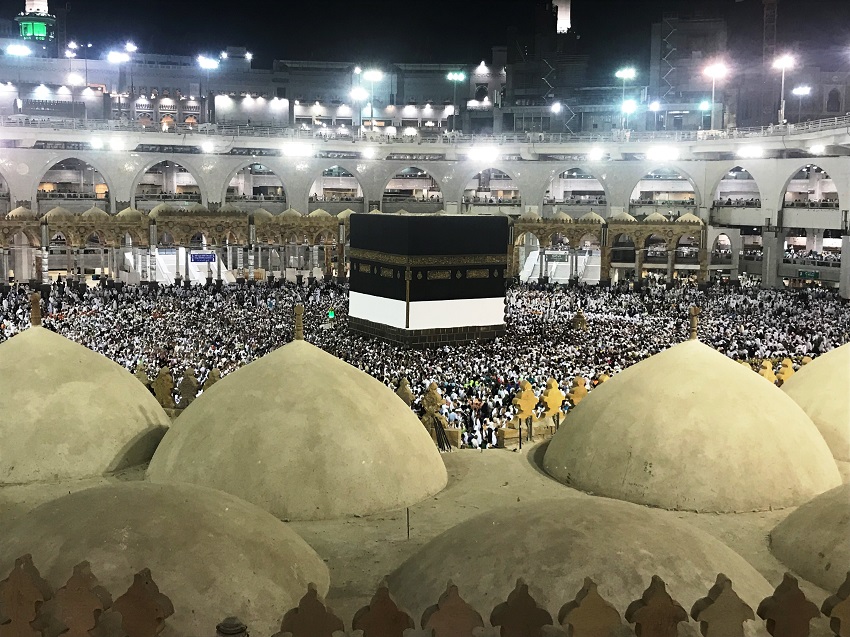 بالصور.. حجاج بيت الله الحرام يتوافدون الى مكة المكرمة