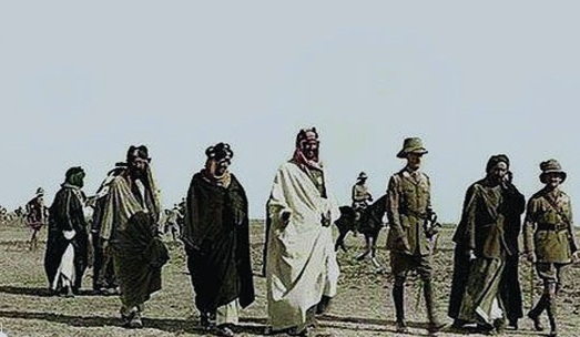 صورة نادرة لمؤسس السعودية مع أمير الأحواز في البصرة