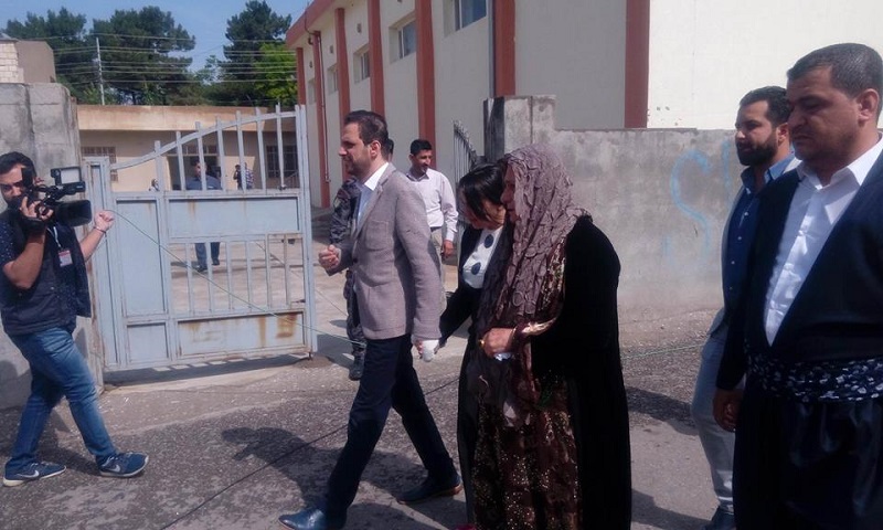 بالصور.. شاسوار عبد الواحد يدلى بصوته في احد مراكز الاقتراع بمدينة السليمانية