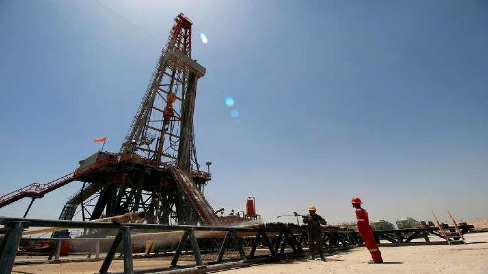 انخفاض أسعار النفط مع تنامي القلق بشأن المعروض