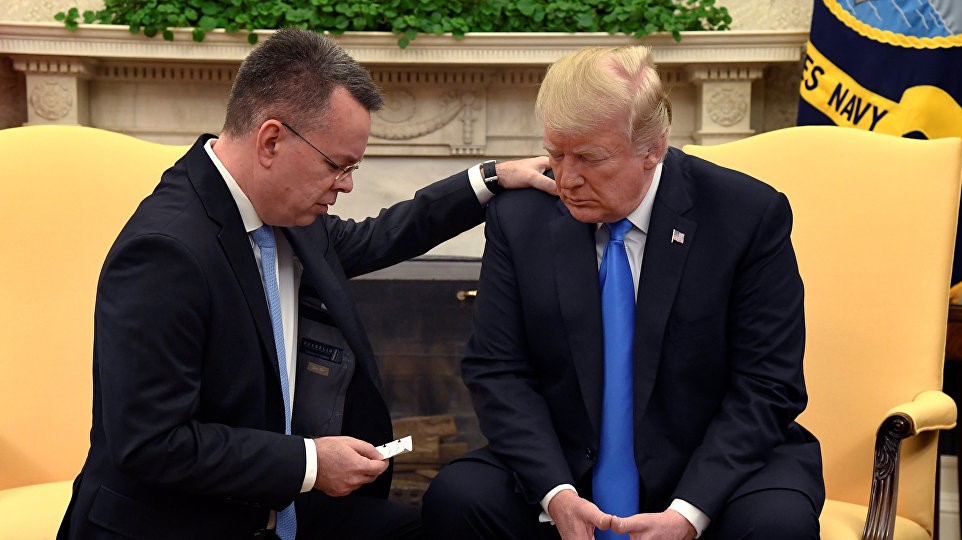 خلال استقباله في البيت الأبيض..ترامب يفاجىء القس الأمريكي بسؤال 