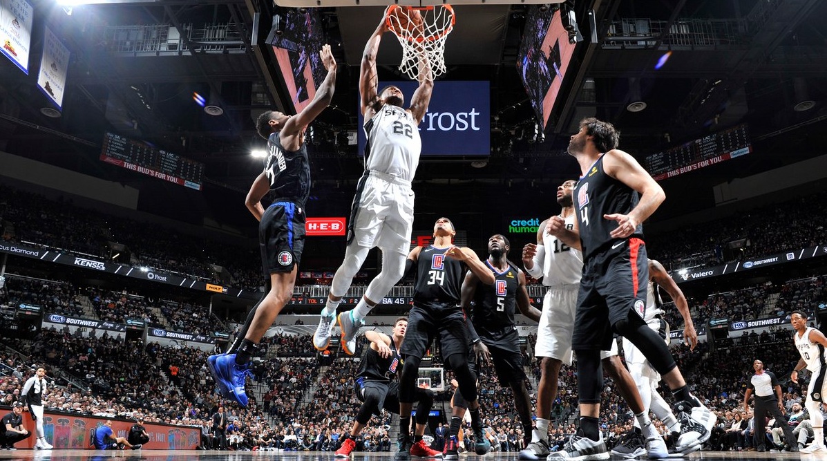 ڤیدیۆ.. سان ئەنتۆنیۆ بە جیاوازى ٣٨ خاڵ لە کلیپەرزى بردەوە