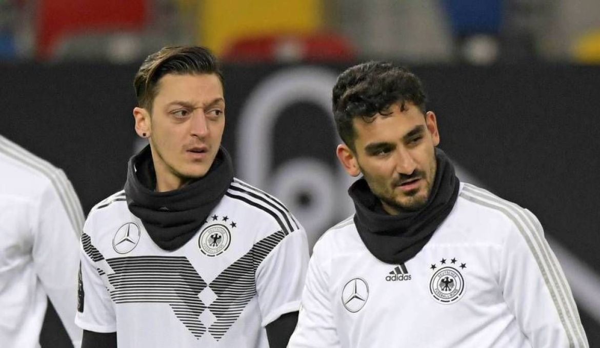 أنجيلا ميركل تهاجم اللاعبين 