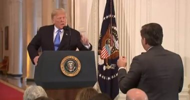 القضاء الأمريكي يلزم البيت الأبيض بإعادة اعتماد مراسل 