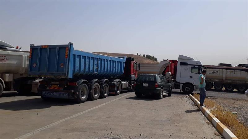بالصور.. سواق الشحنات يقطعون الطريق الرابط بين أربيل والموصل