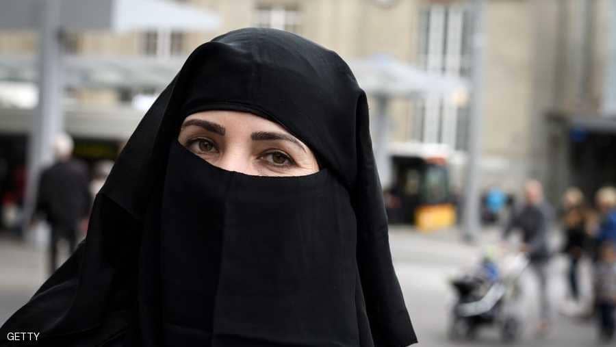 الجزائر تمنع ارتداء النقاب في اماكن العمل