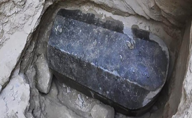 بالصور.. الجيش المصري يستلم تابوتا أثريا يزن 30 طنا يعتقد أنه يضم رفات الاسكندر المقدوني