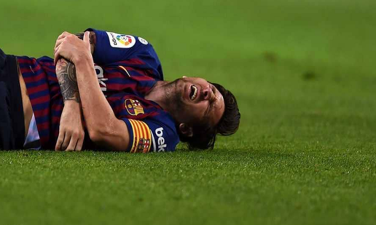 ميسي يتعرض للإصابة قبل أسبوع من الكلاسيكو