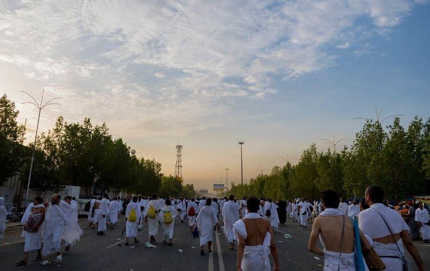 بالصور حجاج بين الله ينفرون من صعيد عرفات الى مزدلفة