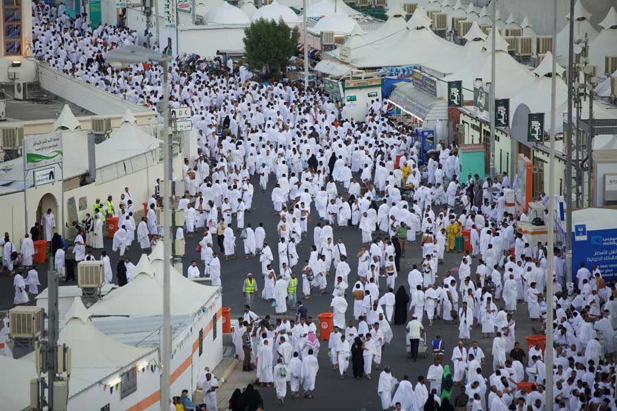أكثر من مليوني حاج يتوجه إلى منى لرمي الجمرات