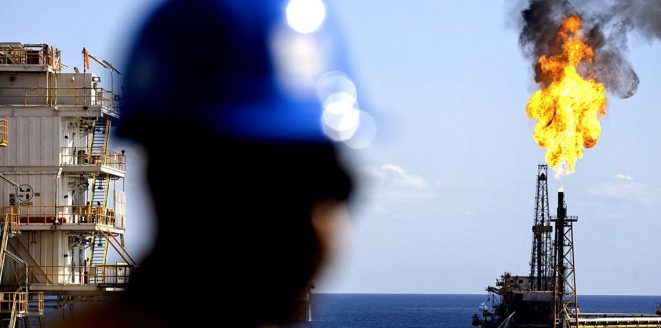 النفط يرتفع بفعل العقوبات على إيران