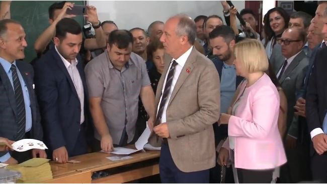 منافس أردوغان الأقوى يدلي بصوته في الانتخابات التركية