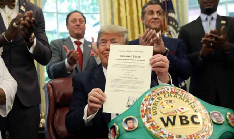 ترامب يمنح عفوا عن بطل ملاكمة اسود بعد اكثر من مئة عام من ادانته بسبب عرقه