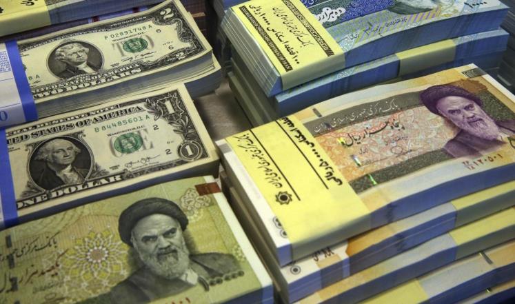 تقرير: تفاقم المشكلات الاقتصادية في إيران مع تراجع قيمة التومان أمام الدولار