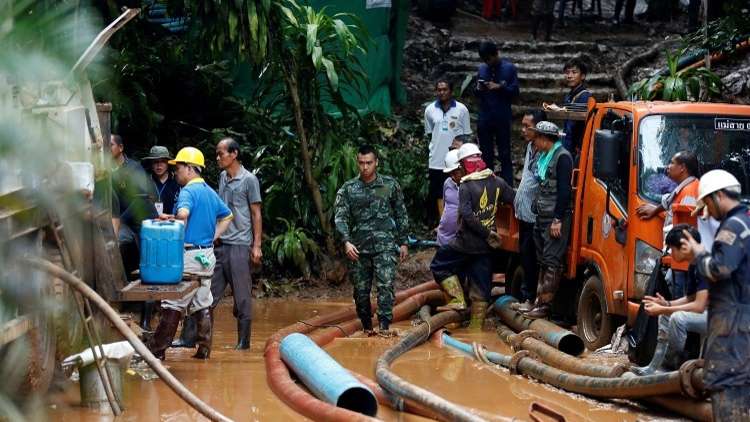 السلطات التايلندية تعثر على لاعبي فريق كرة قدم بعد اختفائهم 9 أيام في كهف
