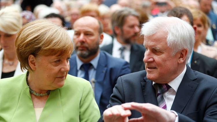 وزير الداخلية الألماني ينوي تقديم استقالته بسبب خلافاته مع ميركل حول مسألة الهجرة