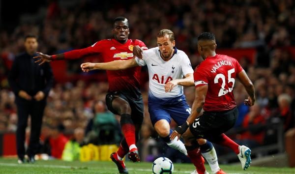 الدوري الانكليزي: مانشستر يونايتد يهزم في عقر داره بثلاثية