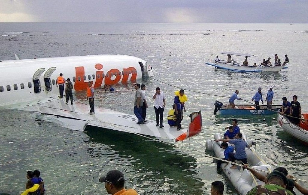 تحطم طائرة إندونيسية تحمل 189 شخصا وسقوطها في البحر