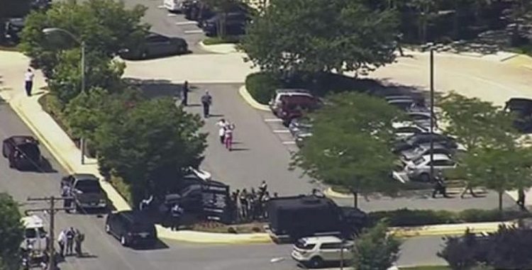 مقتل عدد من الاشخاص في اطلاق نار امام مبنى صحيفة امريكية