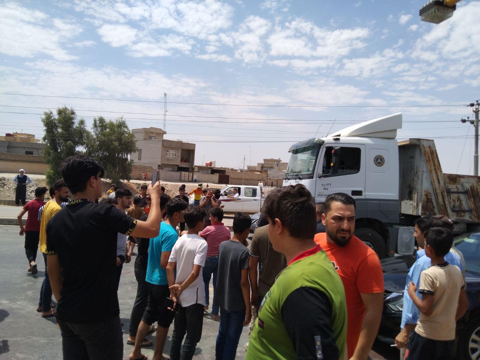 Protesters block Duhok-Erbil main road over lack of electricity, services