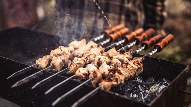 اللحوم المشوية على الفحم.. تهدد حياة الانسان