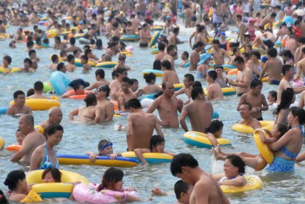 بالصور.. قائمة ممنوعات أزحم شاطئ في العالم