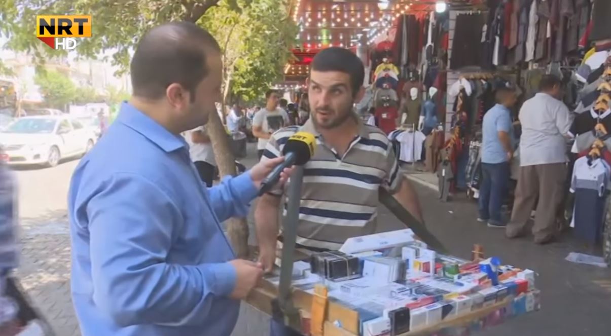 أحد خريجي العلوم السياسية يبيع السكائر في الشارع