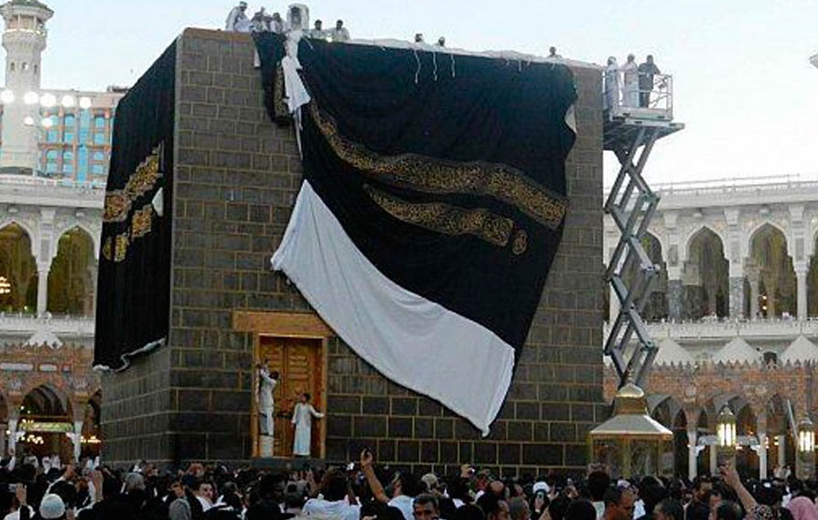 بالصور.. الشرطة المصرية تحبط تهريب قطع من كسوة الكعبة