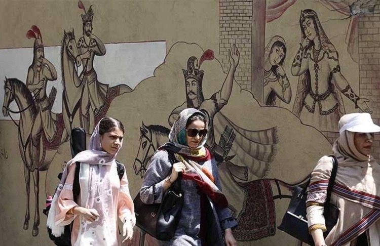 بعد يوم واحد من بدء العقوبات الأمريكية على إيران.. الريال يهوي أمام الدولار